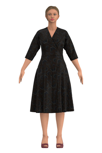 Omlott klänning med batwing trekvarts ärmar, midjeskärning, fickor och klockade kjoldel till vaden i mörkbrunt tyg med svarta fjärilar som har vita prickar från märket Esther & Inez