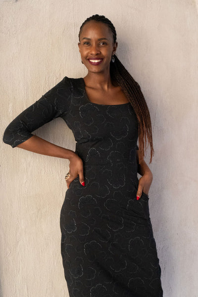 svart tajt klänning med vit prickiga fjärilar, fyrkantig djup urringning, fickor, tre fjärdedels lång ärm, längd ned till vaden med rak kjoldel från märket Esther & Inez