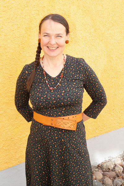 v-ringad klänning i grönt leopard mönster, tre fjärdedels lång ärm, a-line klockad kjoldel till vaden och fickor från märket Esther & Inez