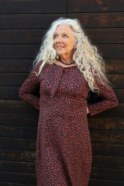 leopard klänning i rött med lång ärm längd till ovan knä och båthals från märket Esther & Inez